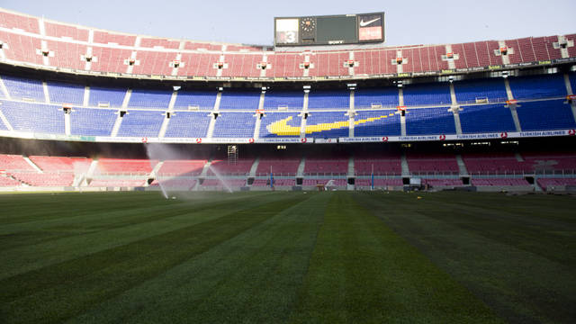 Camp Nou thay cỏ đón mùa giải mới